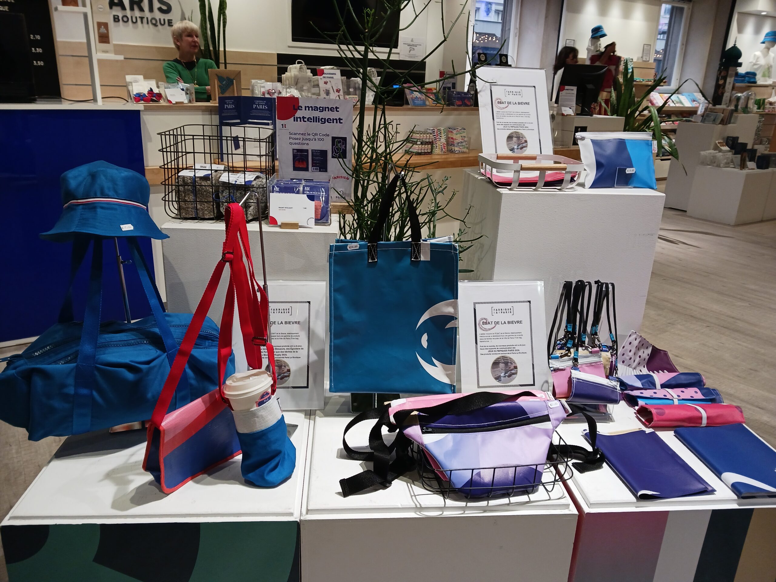 Créations de l’ESAT de la Bièvre vendues dans la boutique "Paris Rendez-Vous" Créations textiles de l’ESAT de la Bièvre vendues au sein de la boutique Paris Rendez-Vous : pochettes, tabliers et serviettes de table brodés.