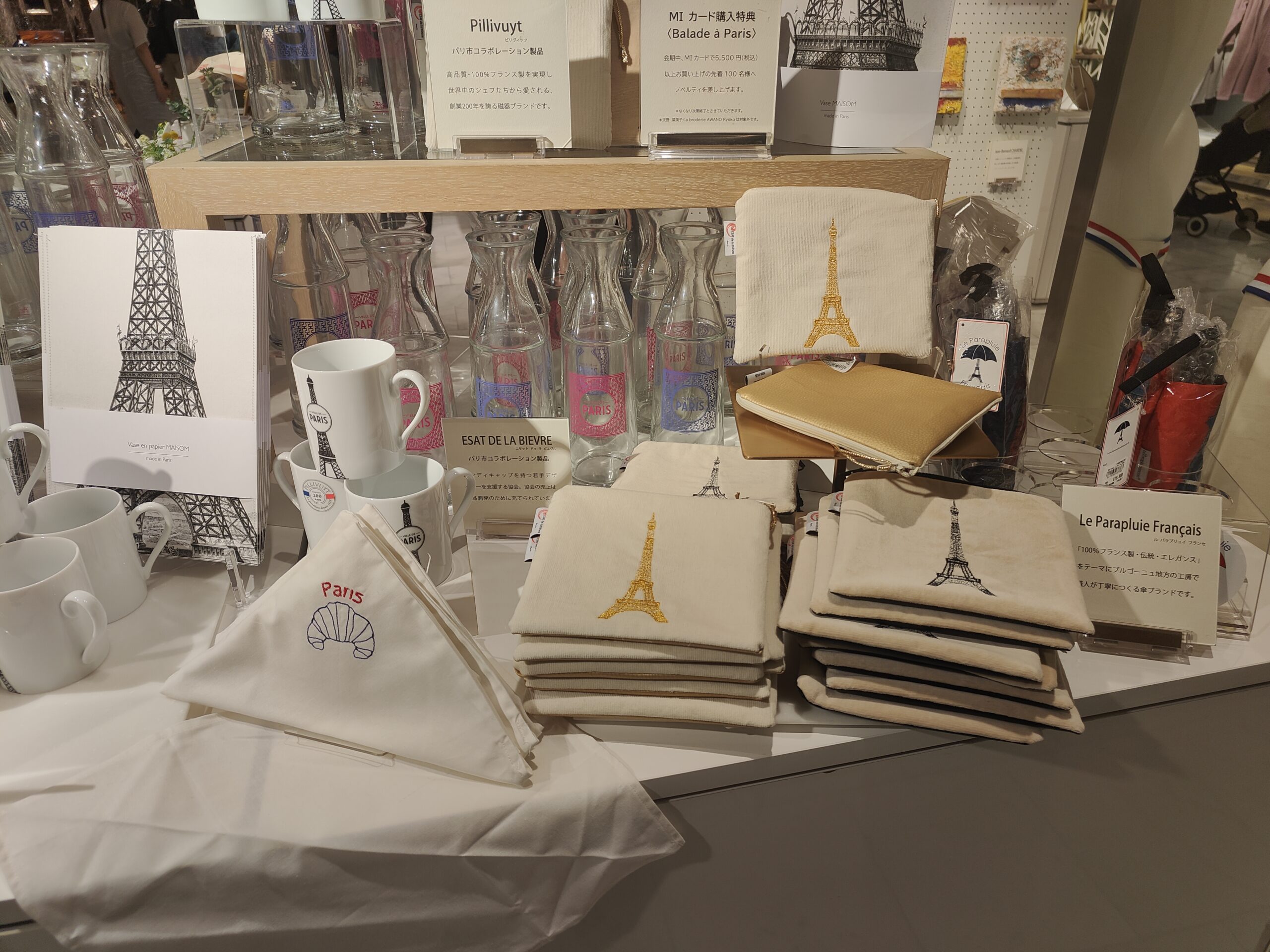Créations textiles de l’ESAT de la Bièvre, sur leur stand, à Isetan Les accessoires brodés de l’ESAT de la Bièvre exposés à Isetan, Tokyo, à l'occasion du France Fair 2025.