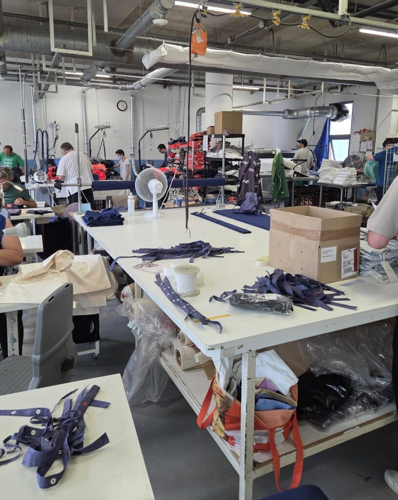Réouverture de l’atelier couture-blanchisserie – ESAT de la Bièvre, août 2025 Travailleurs s'affairant dans l'atelier couture-blanchisserie à sa réouverture, après la fermeture d’août.