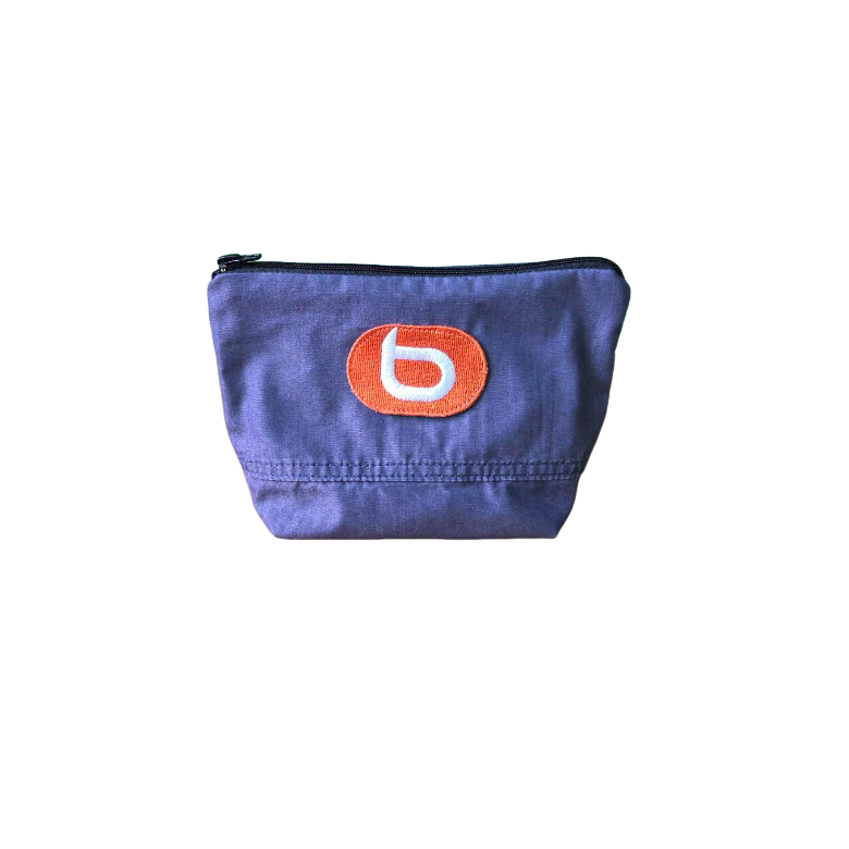 Petite trousse recyclée à partir d’une chemise de travail Boulanger Petite trousse confectionnée à partir de textile recyclé issu d’un vêtement de travail Boulanger.