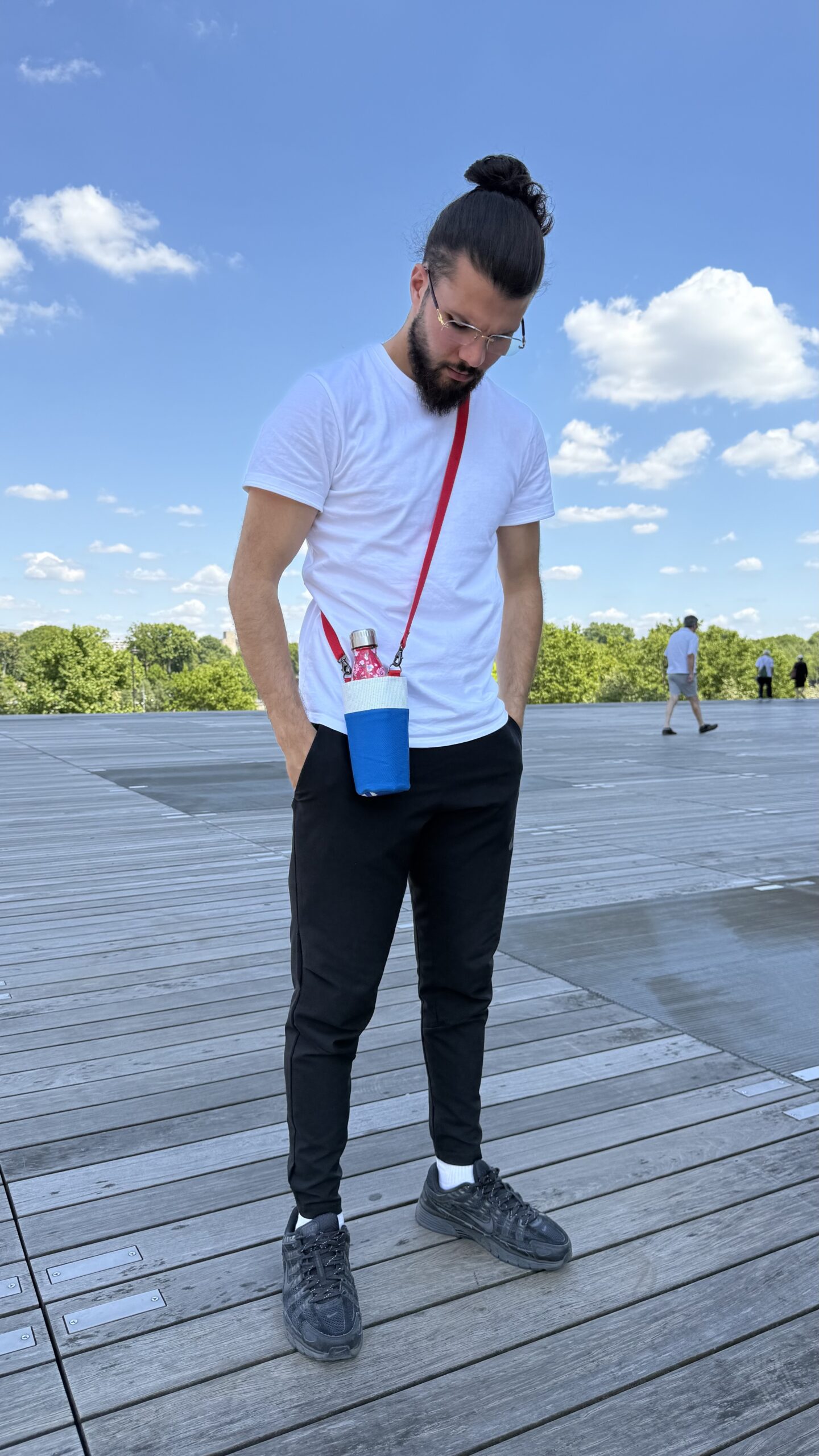 Porte-bouteille fabriqué à partir de bâches recyclées, confectionné par l’atelier couture de l’ESAT de la Bièvre à Paris