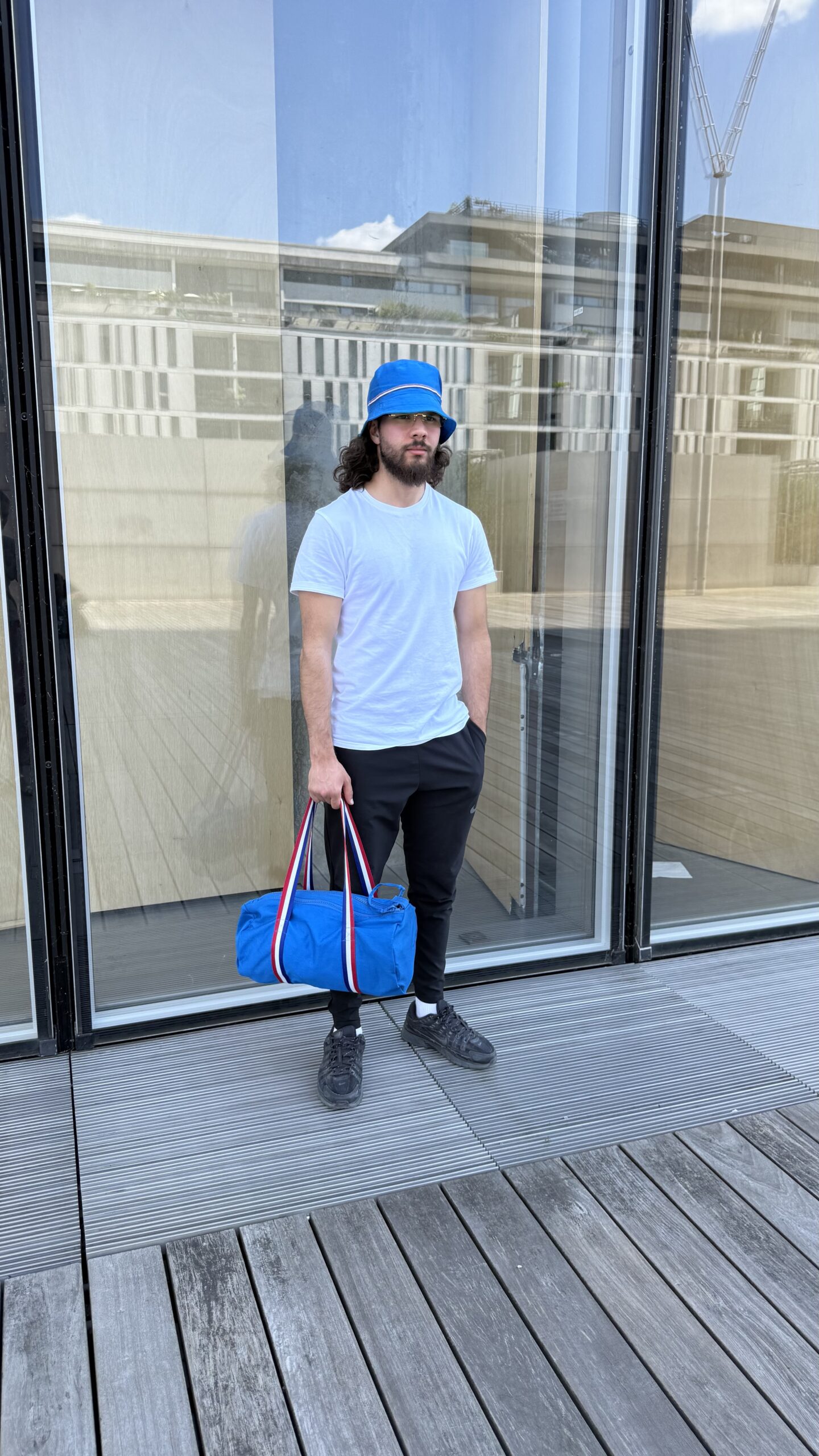 Sac de sport type sac polochon « Paris sportif » fabriqué à partir d’anciens uniformes d’égoutiers, confectionné par l’atelier couture de l’ESAT de la Bièvre à Paris