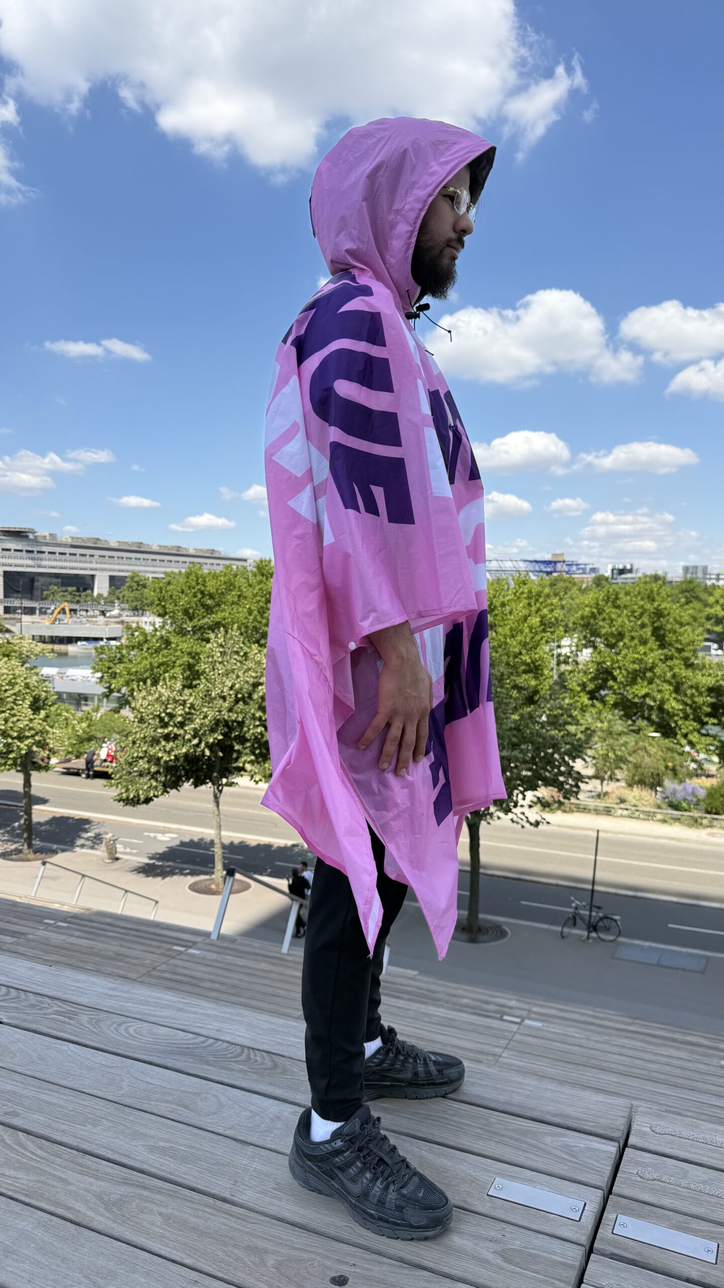 Poncho « Sous le ciel de Paris » fabriqué à partir de toiles des JO de Paris réutilisées, confectionné par l’atelier couture de l’ESAT de la Bièvre