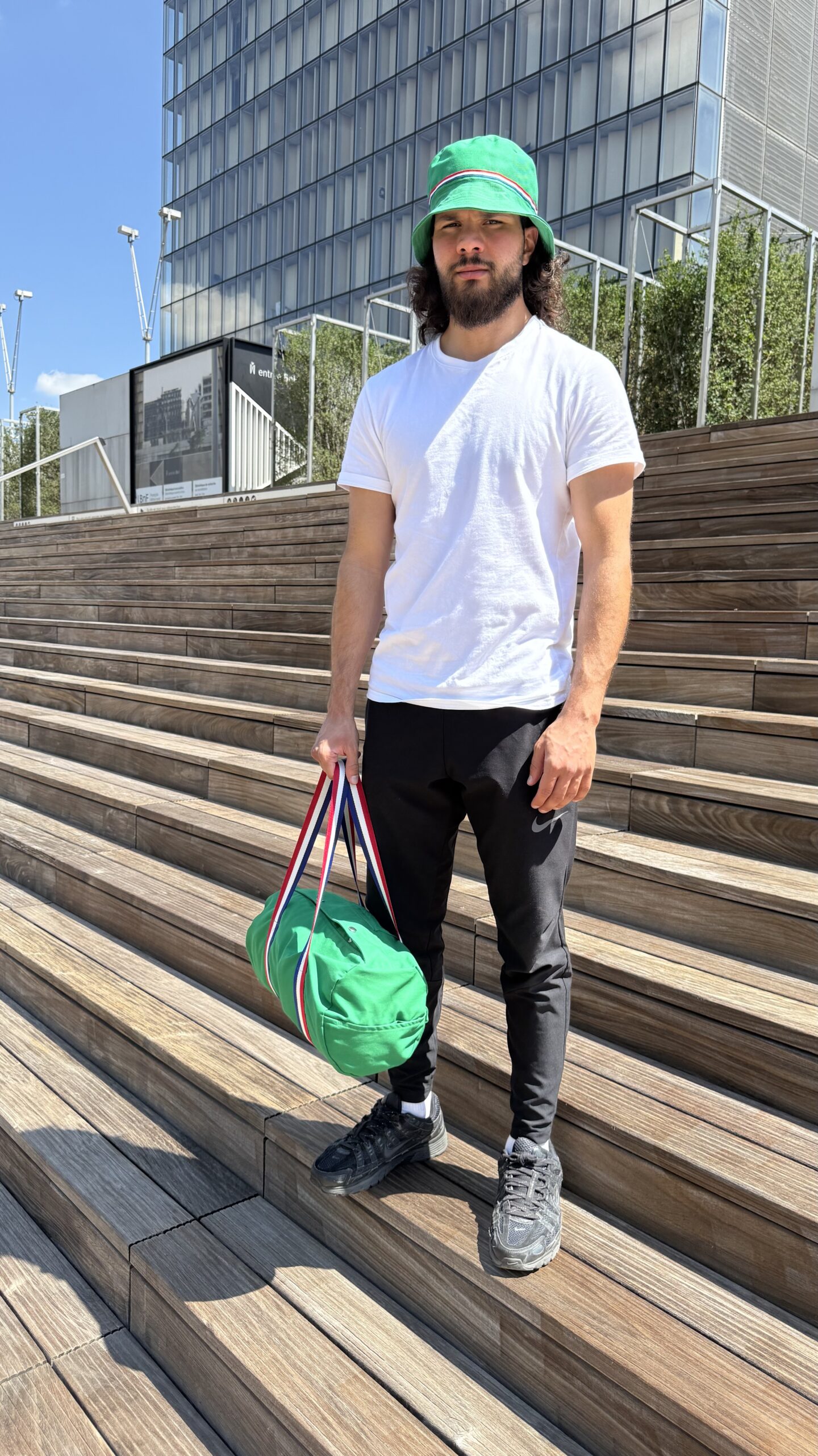 Sac de sport type sac polochon « Paris sportif » fabriqué à partir d’anciens uniformes d’éboueurs, confectionné par l’atelier couture de l’ESAT de la Bièvre à Paris